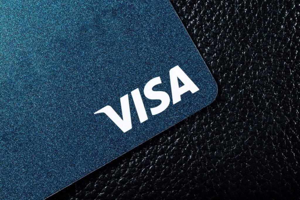 Visa (V) Shares Plunge 4.5% on AI Payment Disruption Concerns