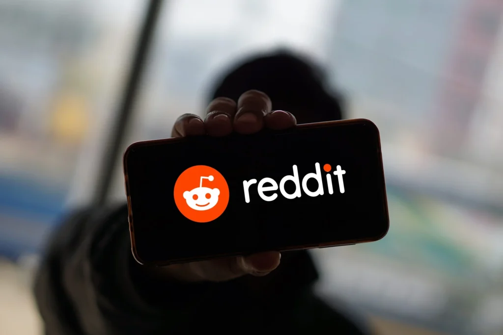 Reddit (RDDT) Tumbles 10% After Top Executives Offload Shares Worth Nearly $8 Million