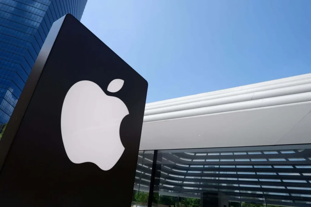 Apple (AAPL) Shares Trade at $260.49 as Cook Offloads $16.5M and Institutions Accumulate
